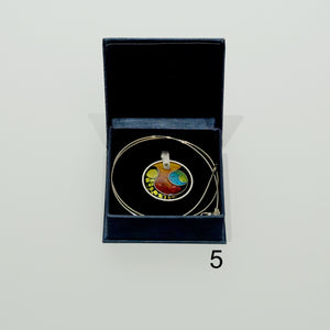 PENDENTIF EN ÉMAIL CLOISONNÉ